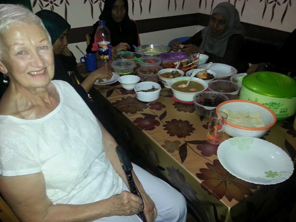 Guests-having-Maldivian-Lunch-at-a-local's-house