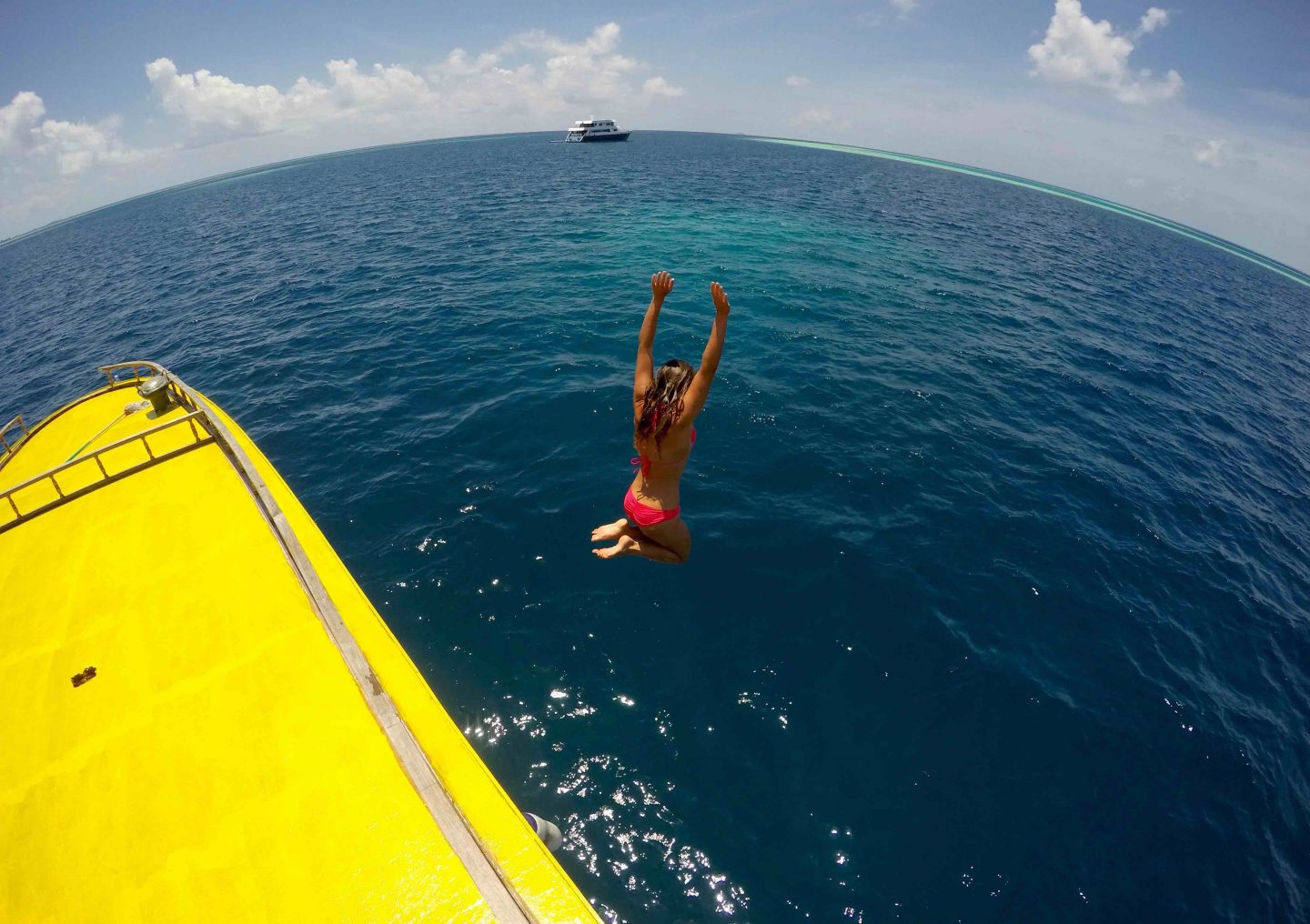 Guest-Jumping-off-from-dive-boat