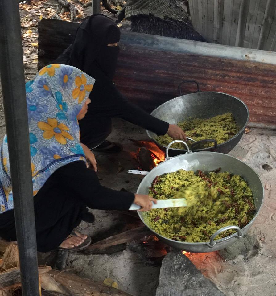 Local-ladies-preparing-food