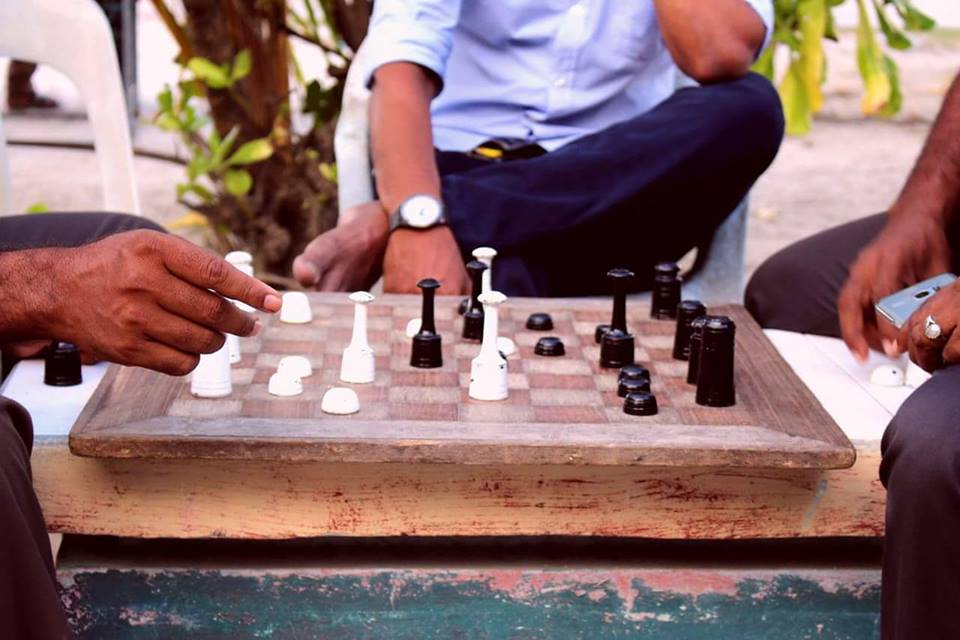 Local-men-playing-chess