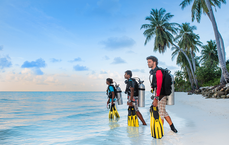 A-grroup-of-guests-heads-out-for-a-dive-session-in-Laamu-Atoll 