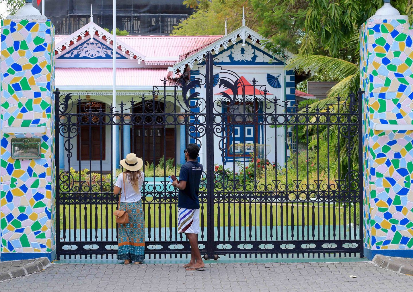 Guest-with-Secret-Paradise-infront-of-Presidents-Palace 