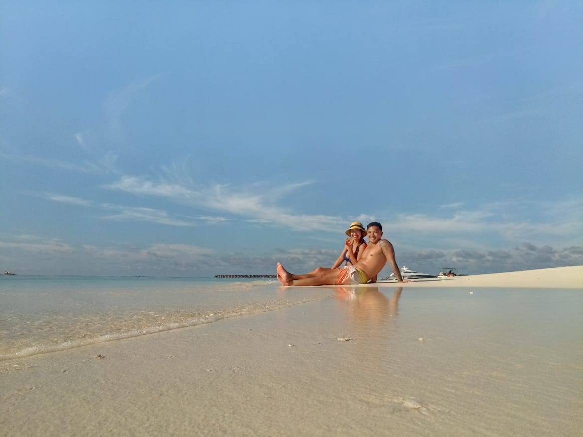 Guest-Couple-Sun-bathing-at-a-beach-in-Maldives