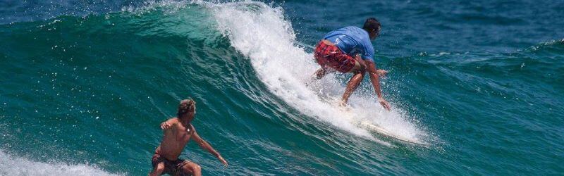 Surfers-catching-waves-in-thulusdhoo